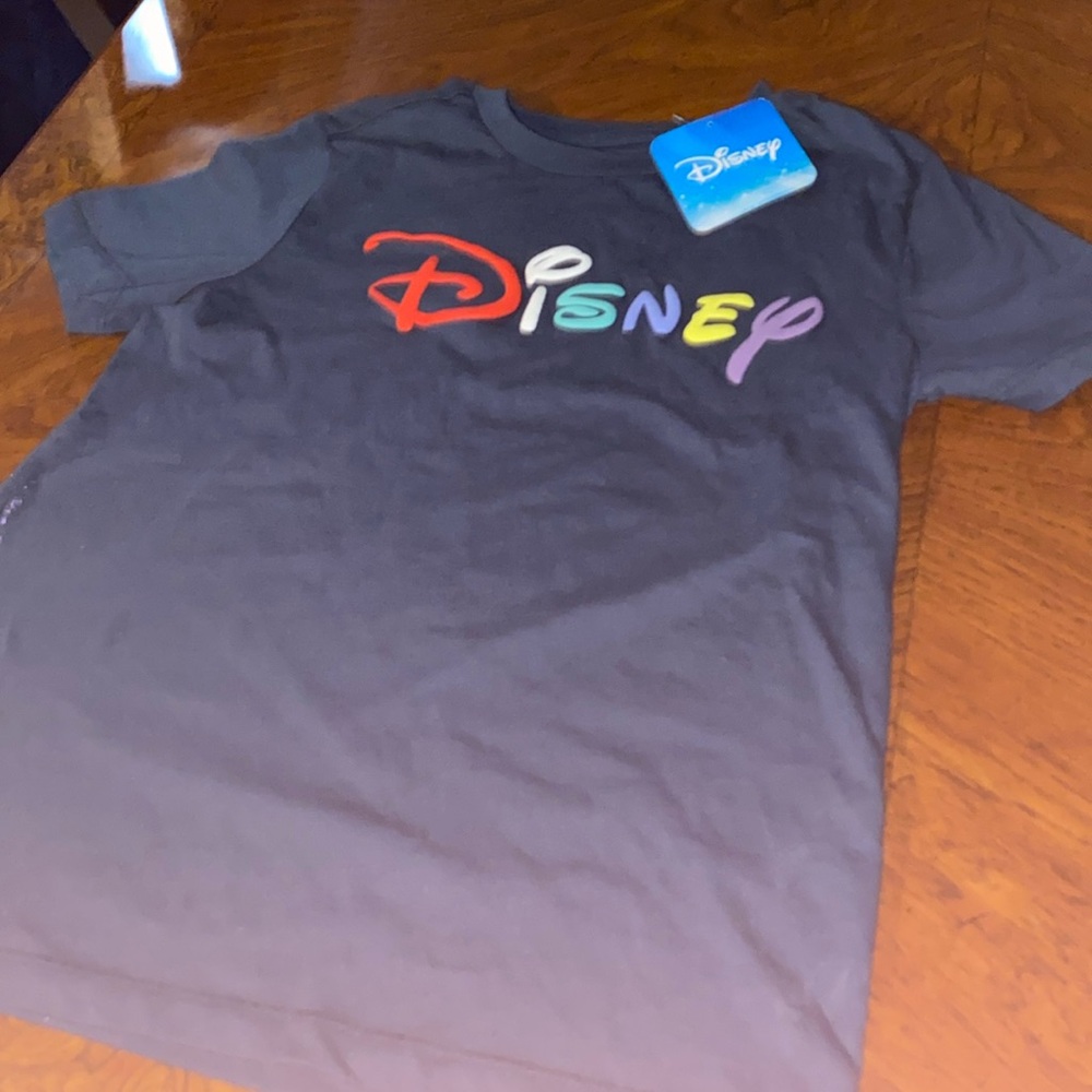 New Disney logo children’s tee shirt!😊